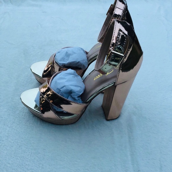 Rose Gold Crisscross Madden Pumps - Picture 2 of 6